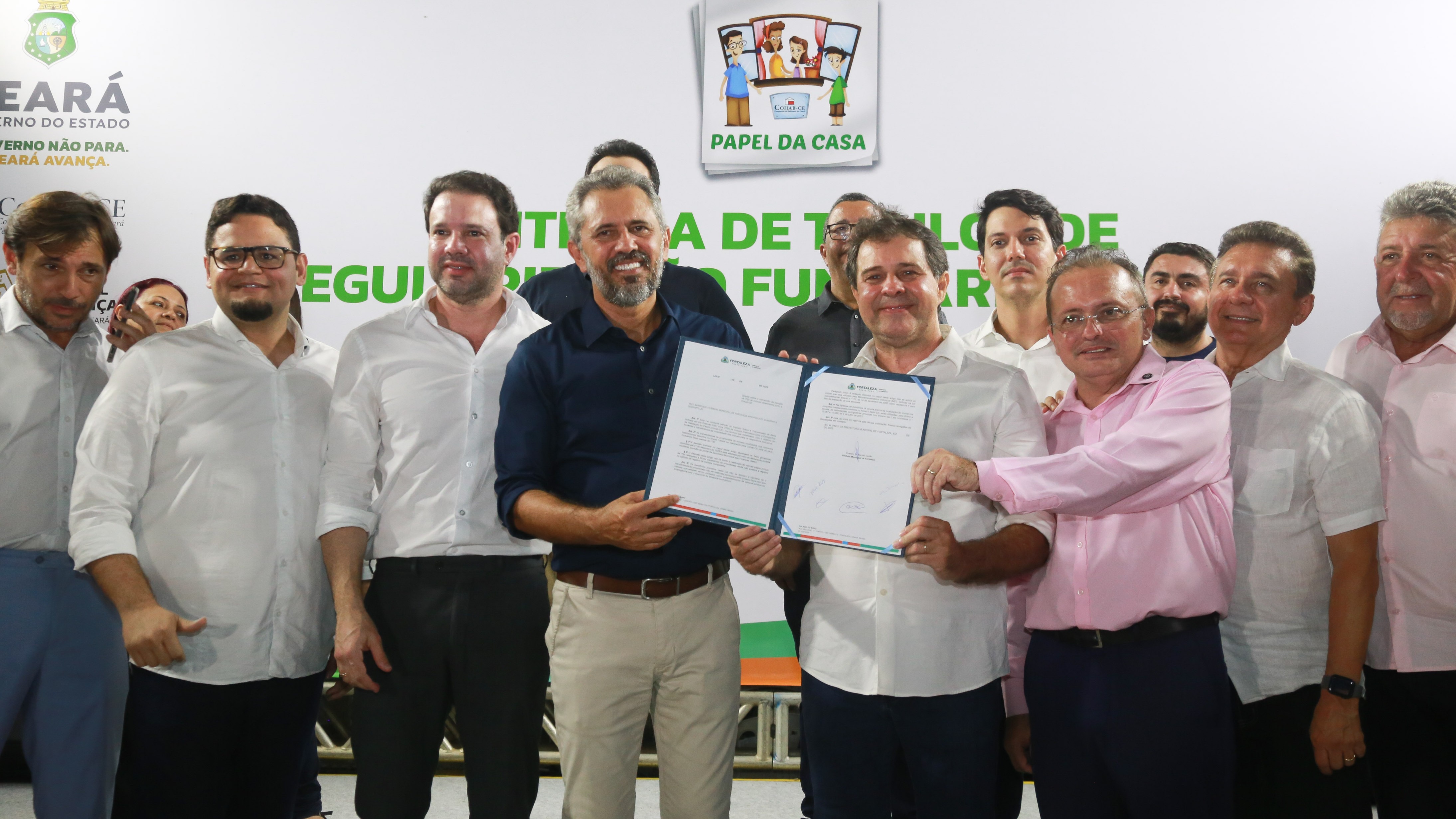 grupo de pessoas posa para a foto